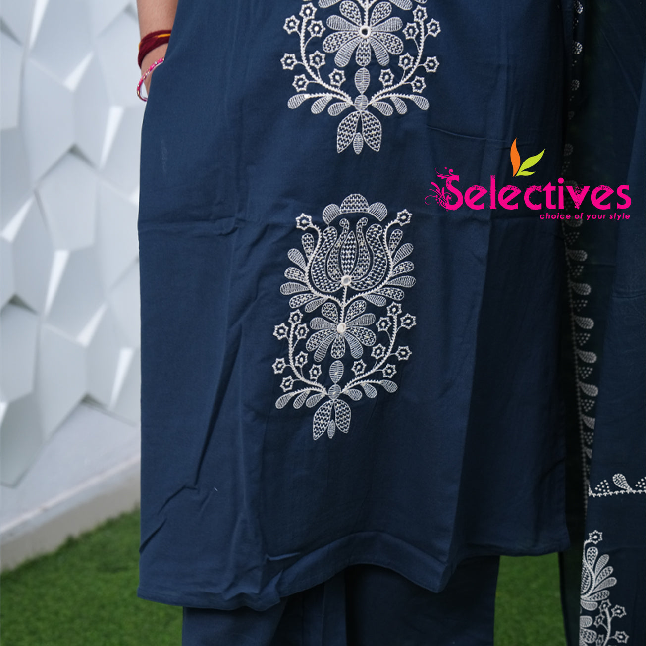 Hineck Cotton Set with All-Over Thread Work