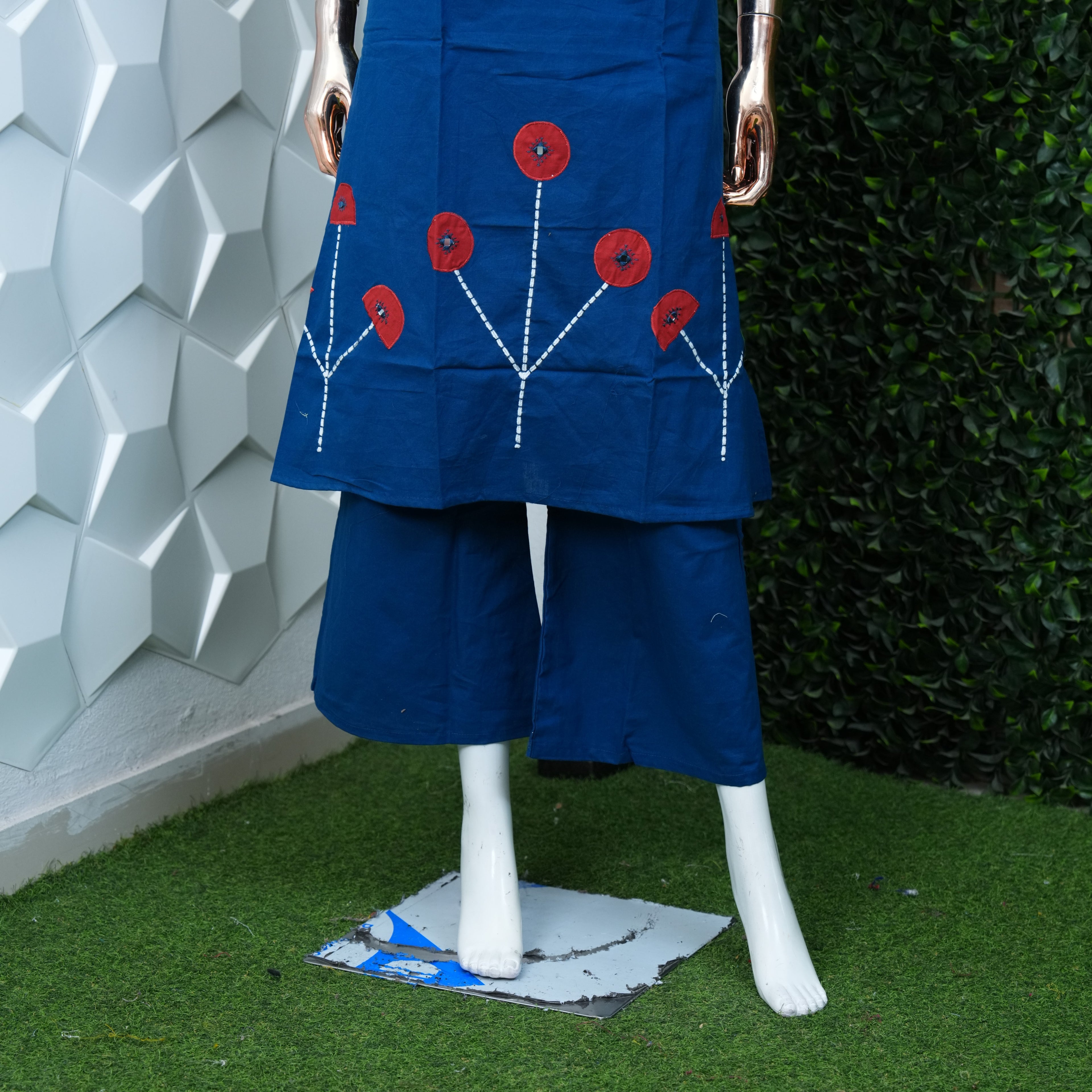 Cord set with mirror and applique work