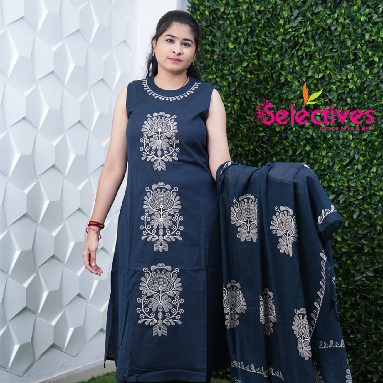 Hineck Cotton Set with All-Over Thread Work